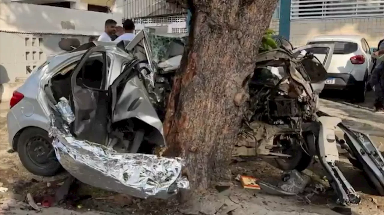 PE: cinco pessoas morrem após carro colidir com árvore na Avenida Boa Viagem, em Recife