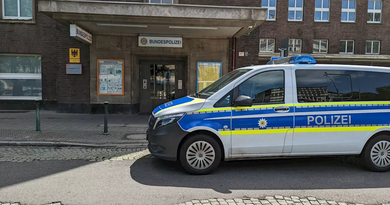 Hauptbahnhof Düsseldorf​: Mann mit Messer und Nackter auf dem Vorplatz​