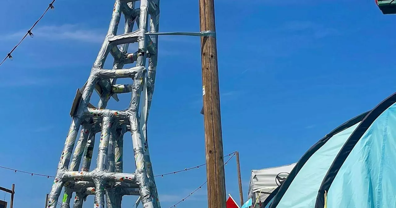 Parookaville 2024: Camper bauen riesigen Turm aus Bierdosen