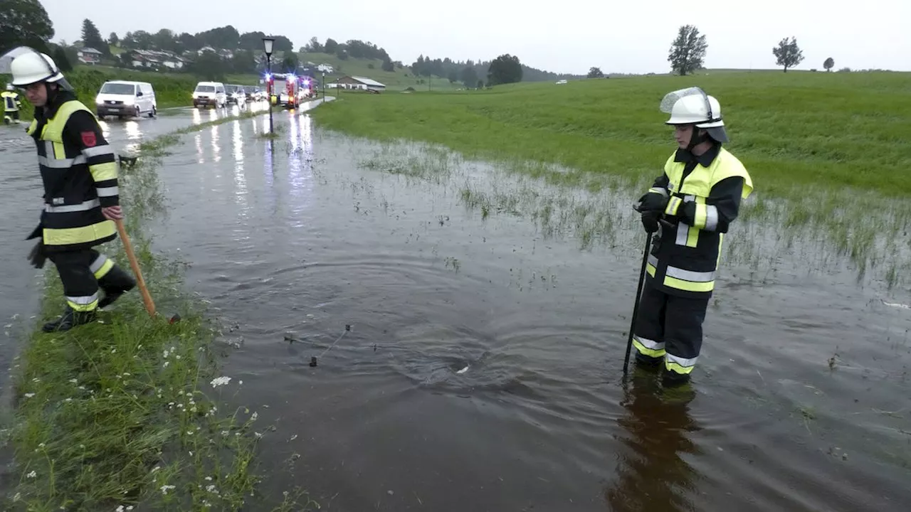 Gewitter, Blitze, Starkregen: Schwere Unwetter in Teilen Deutschlands – Blitz trifft Familie in Niedersachsen