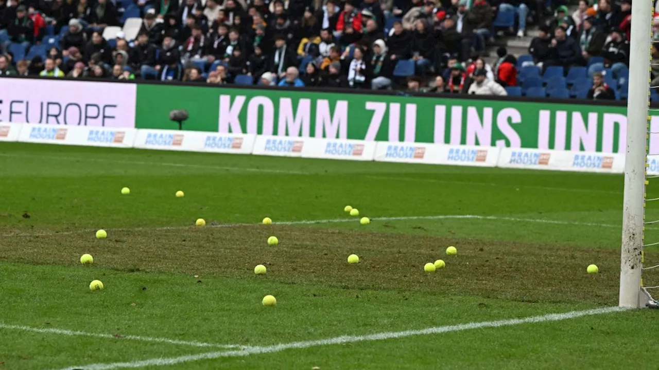 Protest gegen VAR: Fischfrikadellen fliegen auf den Platz – Fußballspiel abgebrochen