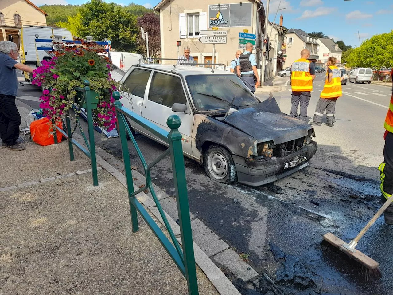 Une voiture a pris feu dans un village de Dordogne, en plein après-midi