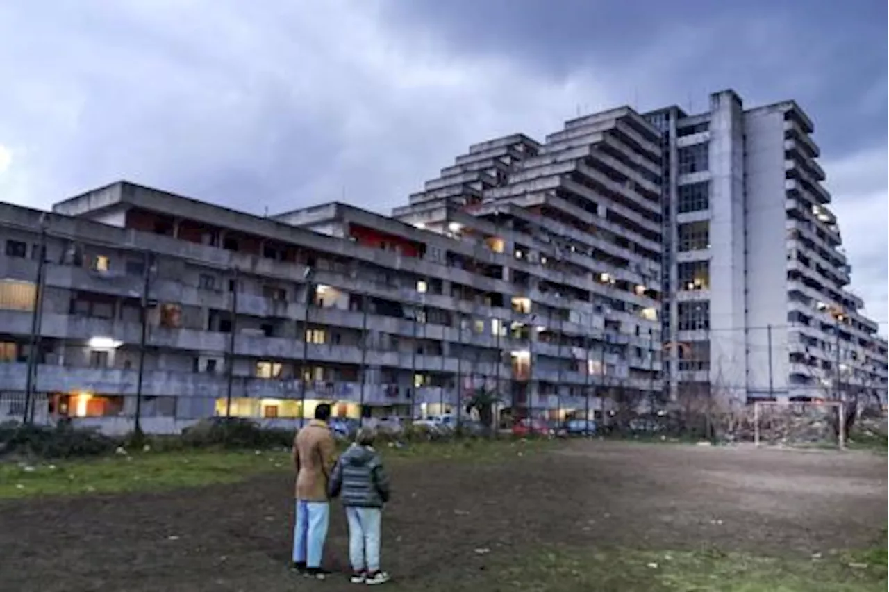 Crolla un ballatoio alle Vele di Scampia, un morto e feriti