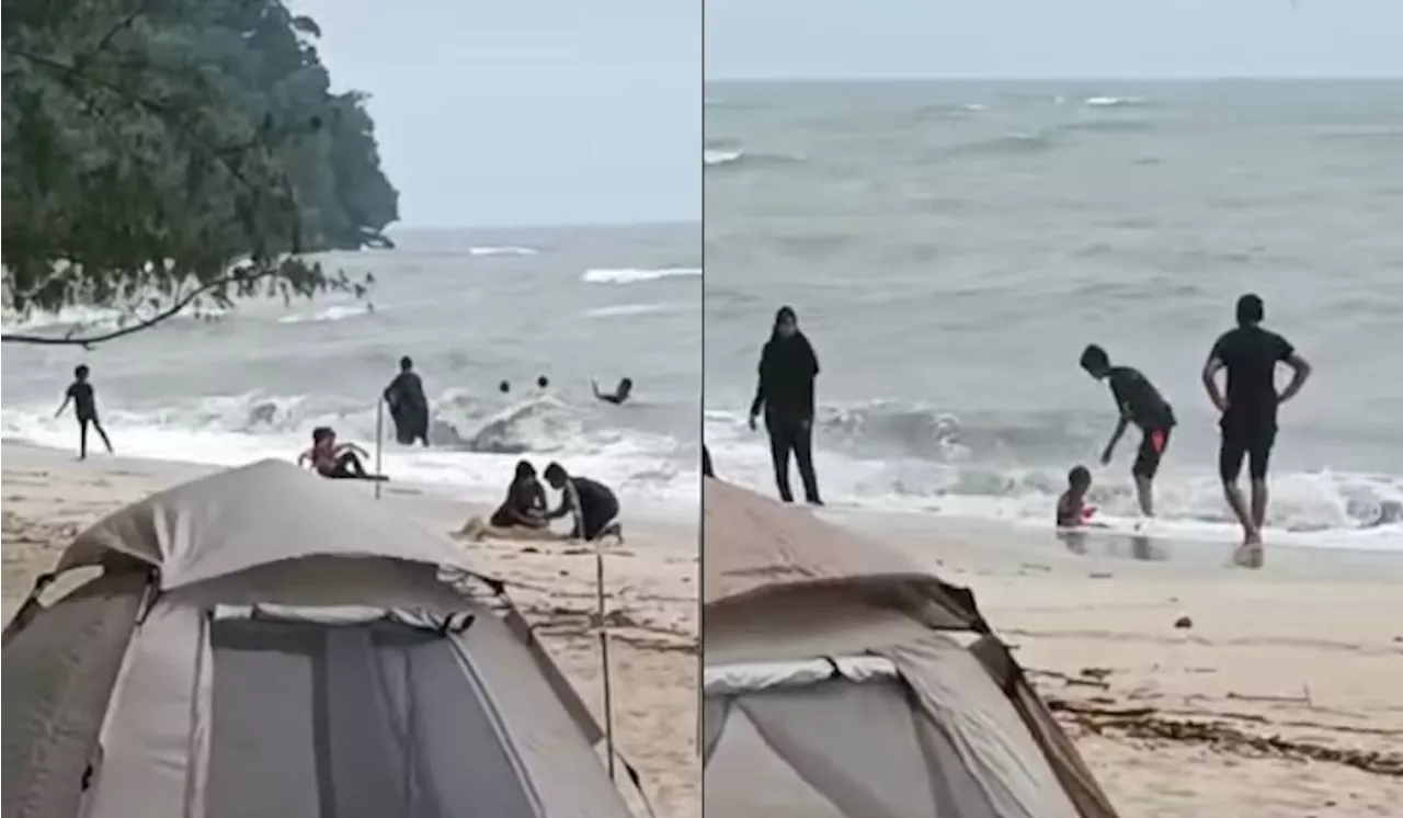 “Mak Bapak Tolong Jaga Anak” – Kanak-kanak Mandi Laut Walau Ombak Kuat Buat Ramai Bimbang