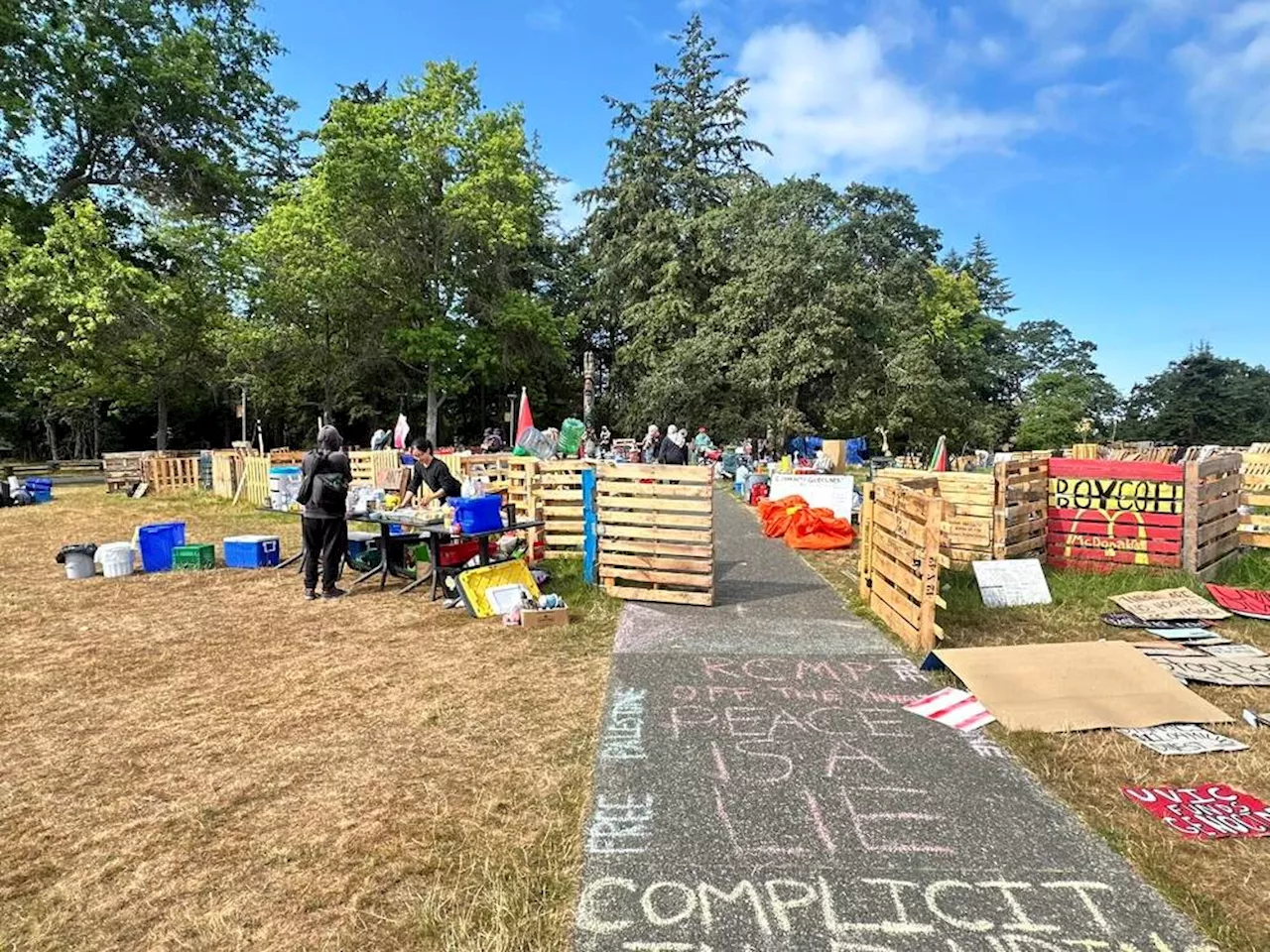 Pro-Palestinian protesters begin dismantling encampment at UVic