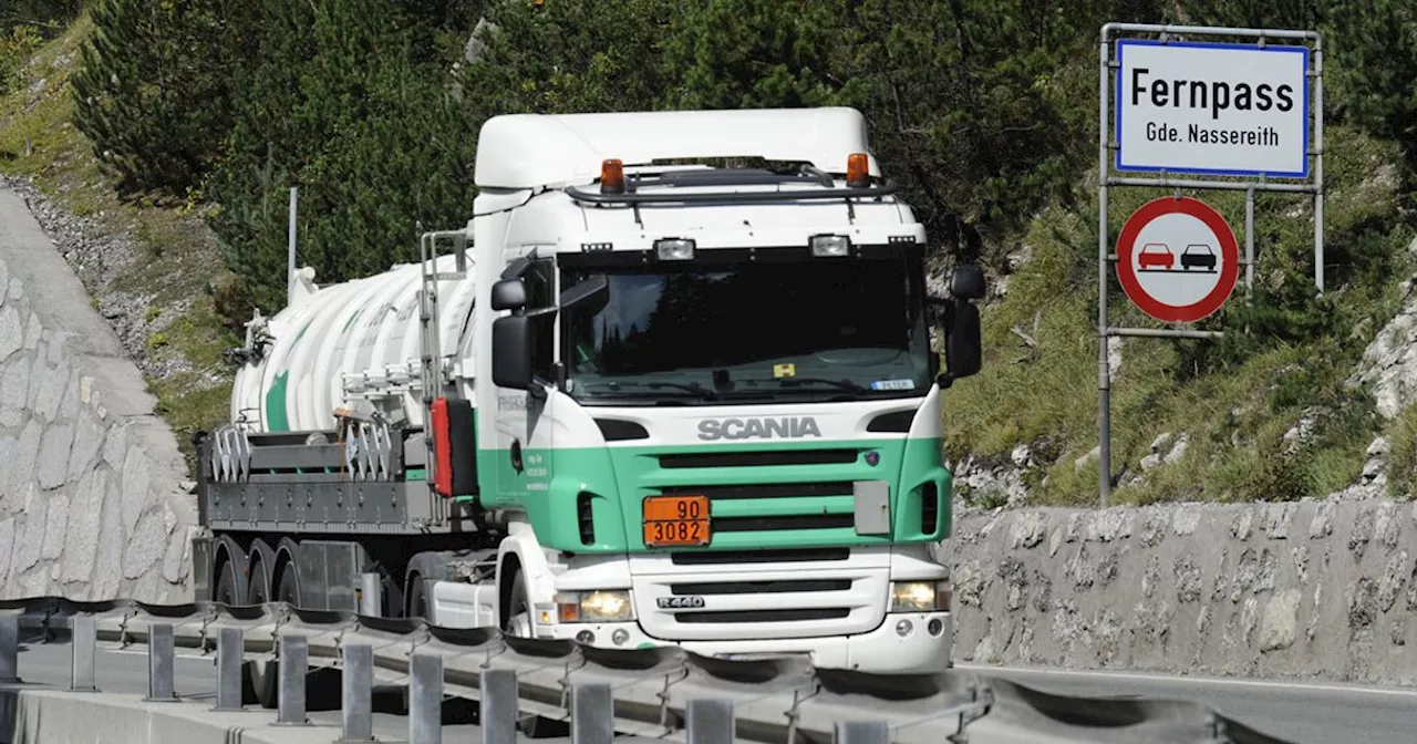 Lkw verlor am Fernpass heißen Kakao: Straße stundenlang gesperrt