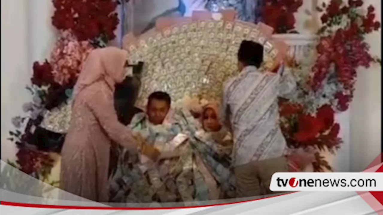 Heboh Pengantin di Madura Disawer Uang Dollar Berbentuk Kalung sampai Menutup Tubuh, Mempelai Pria Bingung