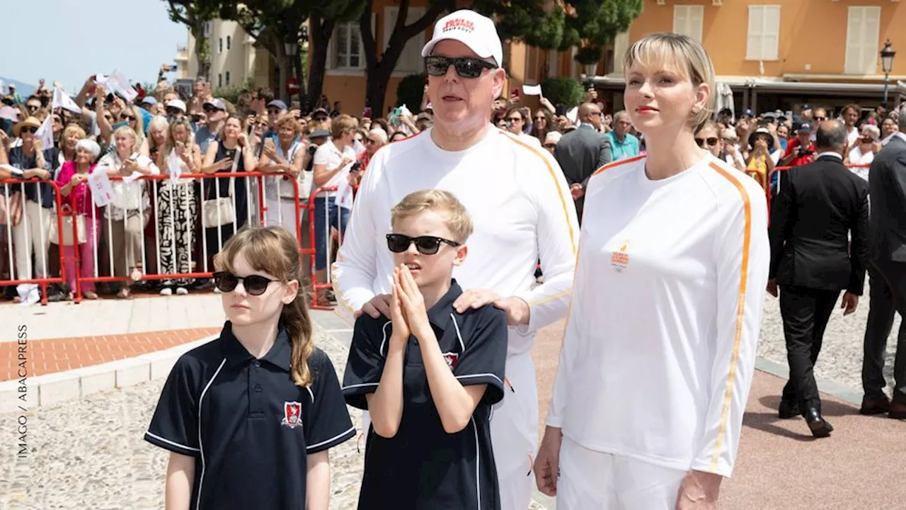 Liebevolle Geste: Bei Charlène von Monaco hat Albert den Hut auf