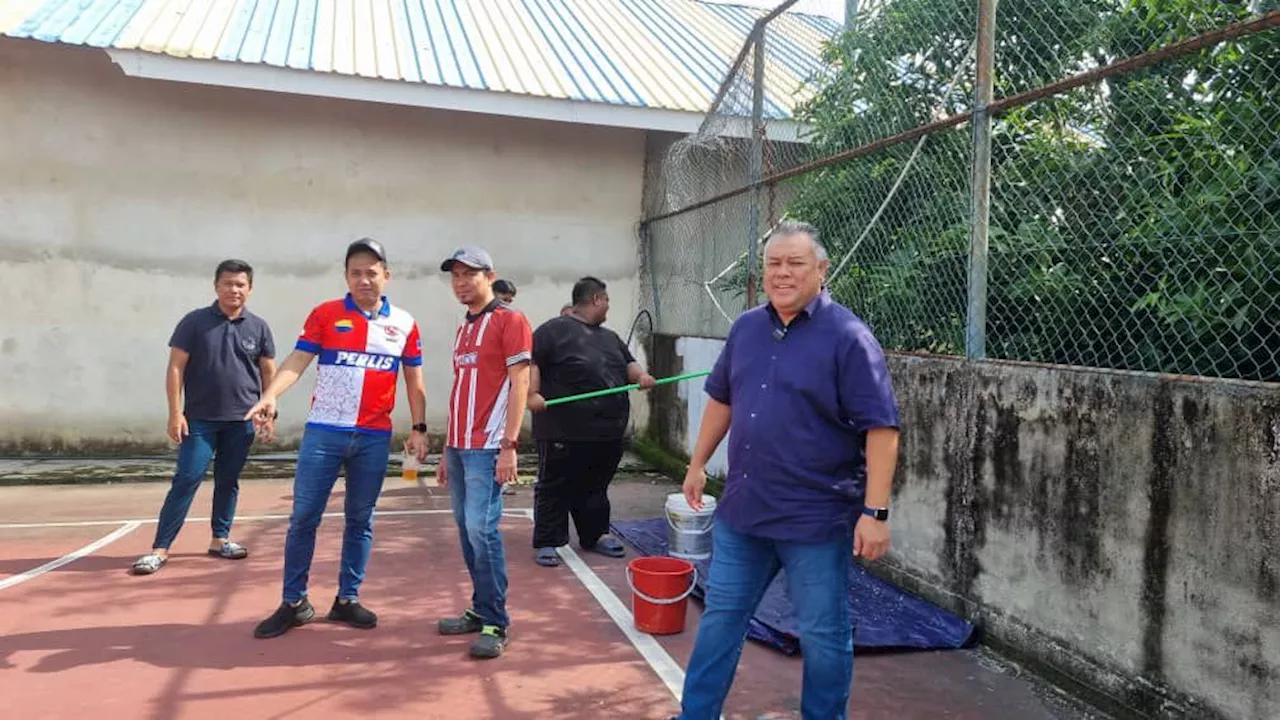 Pemuda UMNO Arau gotong-royong bersih, perindahkan gelanggang futsal