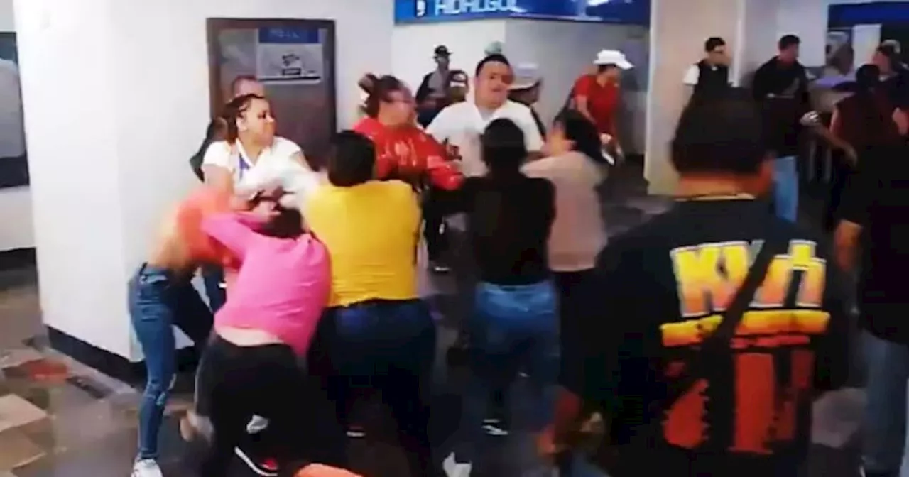  Pelea campal entre vendedores ambulantes en el metro de Ciudad de México