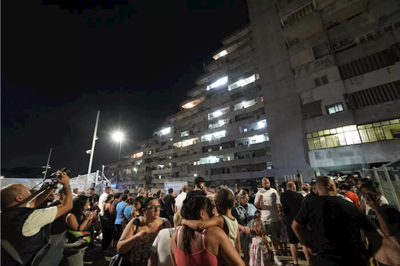 Crolla il ballatoio della Vela celeste a Scampia, due morti e 12 feriti