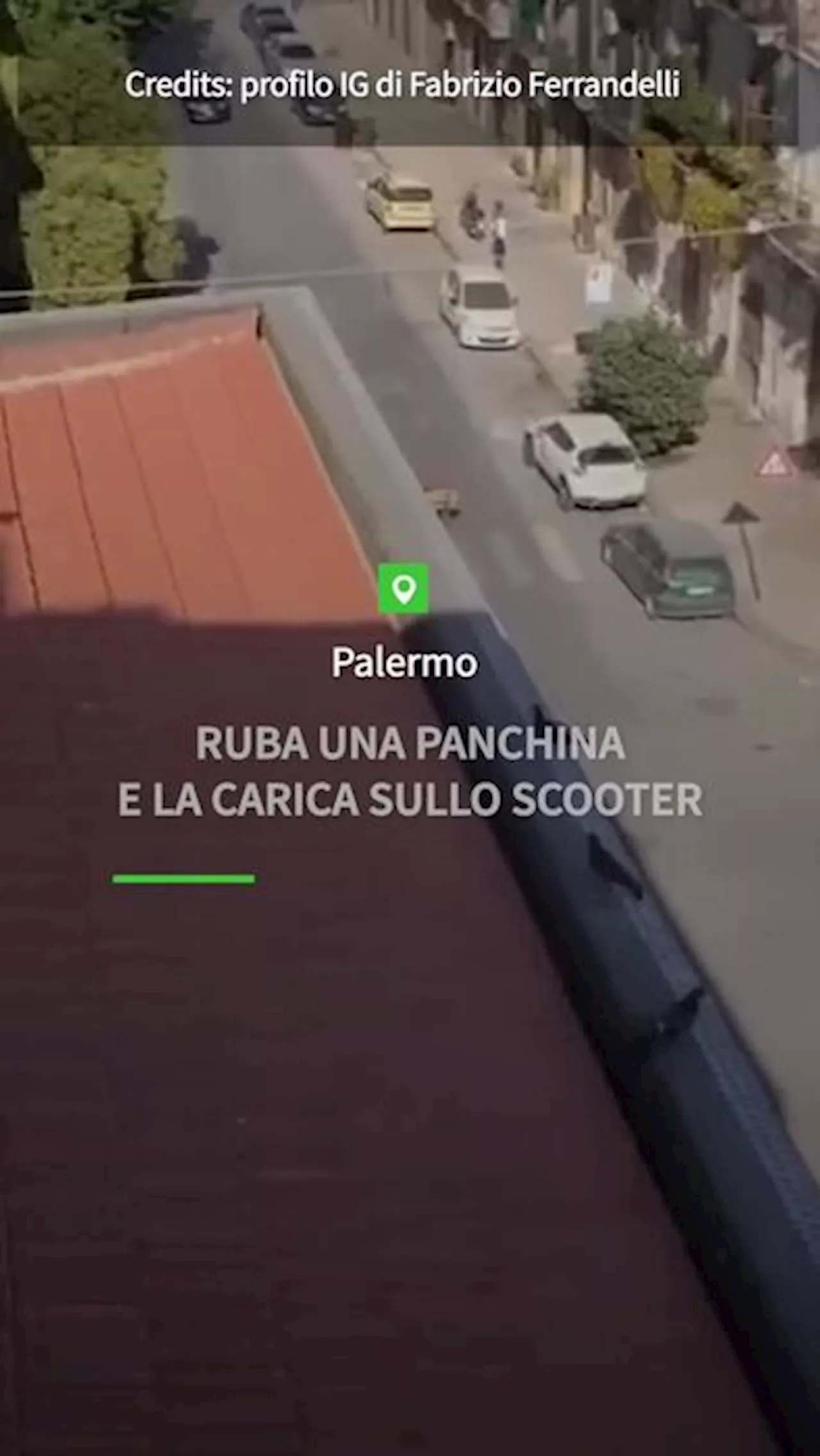 Ruba una panchina e la carica sullo scooter