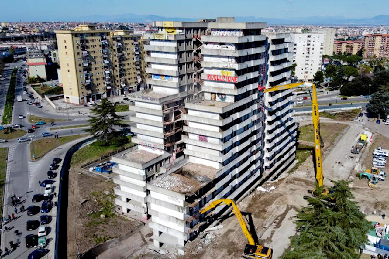 Tra demolizioni, set e promesse, 60 anni di Vele di Scampia