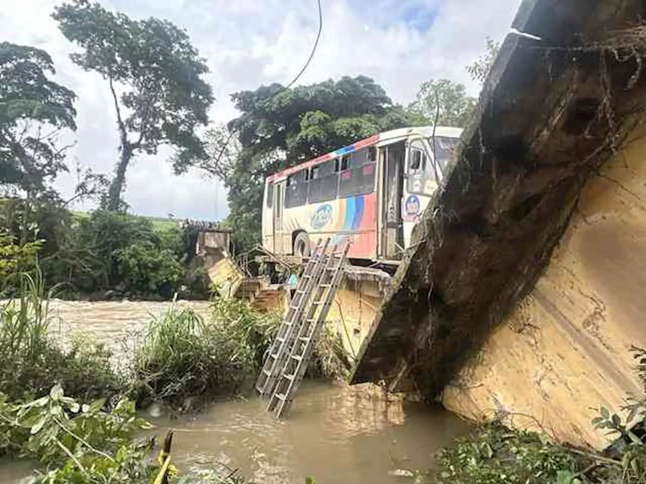 Colapsó puente cuando pasaba autobús, en Omealca; un muerto y 6 heridos