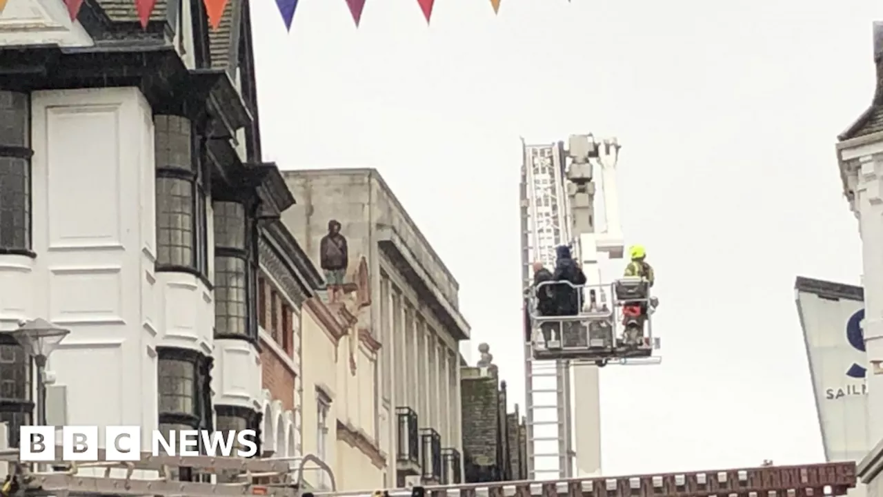 Ipswich man who climbed on to rooftop after burglary jailed