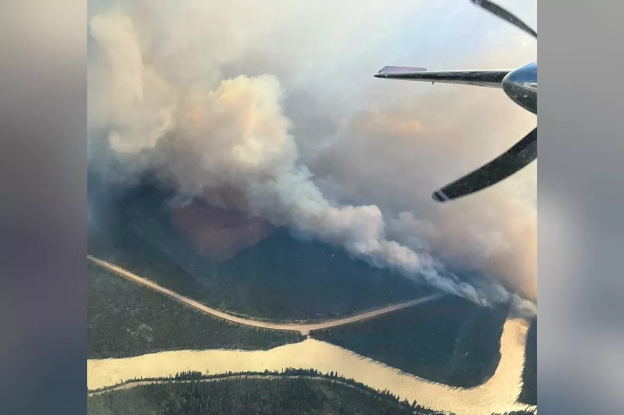 Evacuees flee to B.C. after Jasper wildfires block escape routes