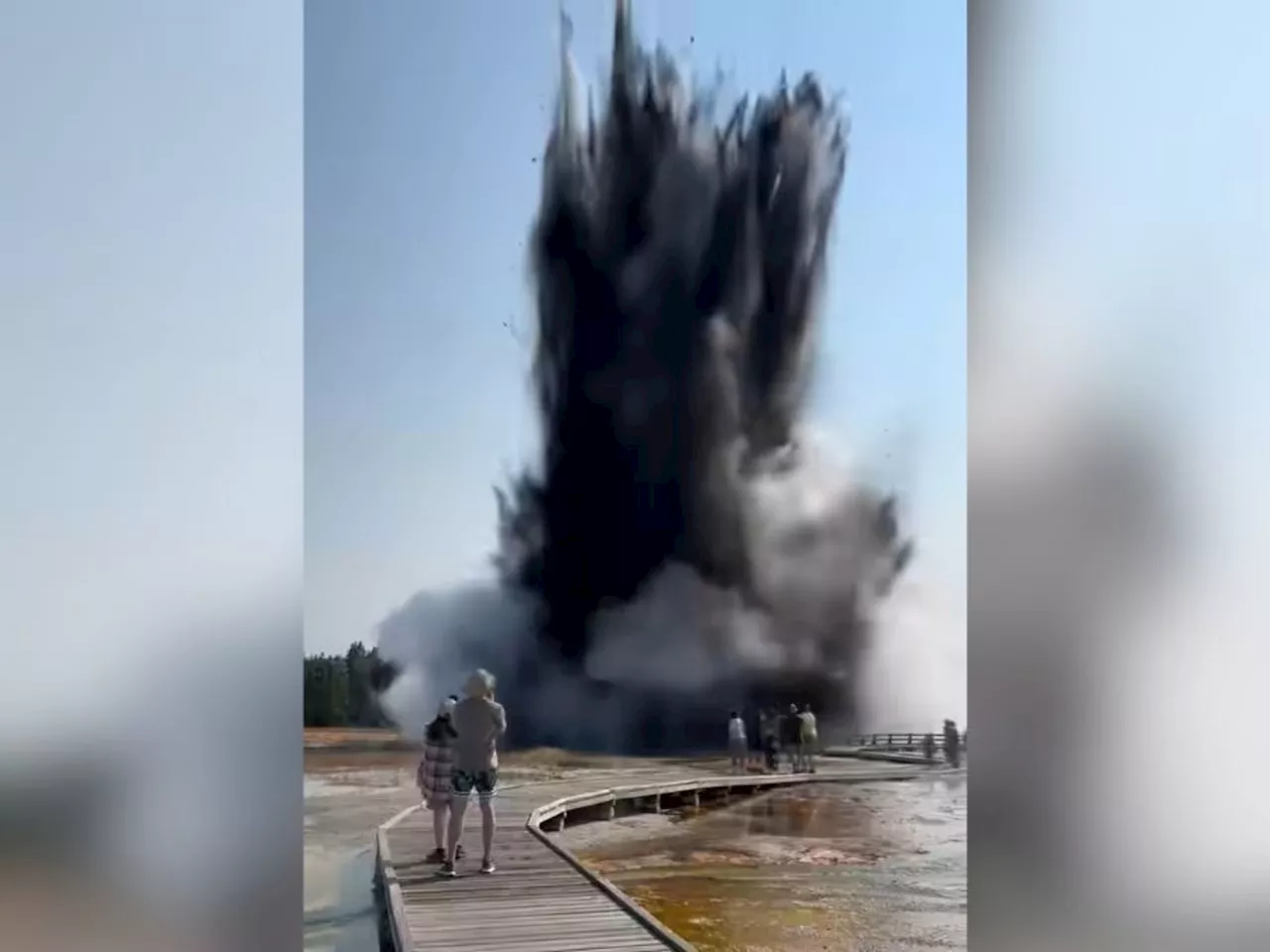 La explosión hidrotermal en Yellowstone que causó una enorme columna de humo