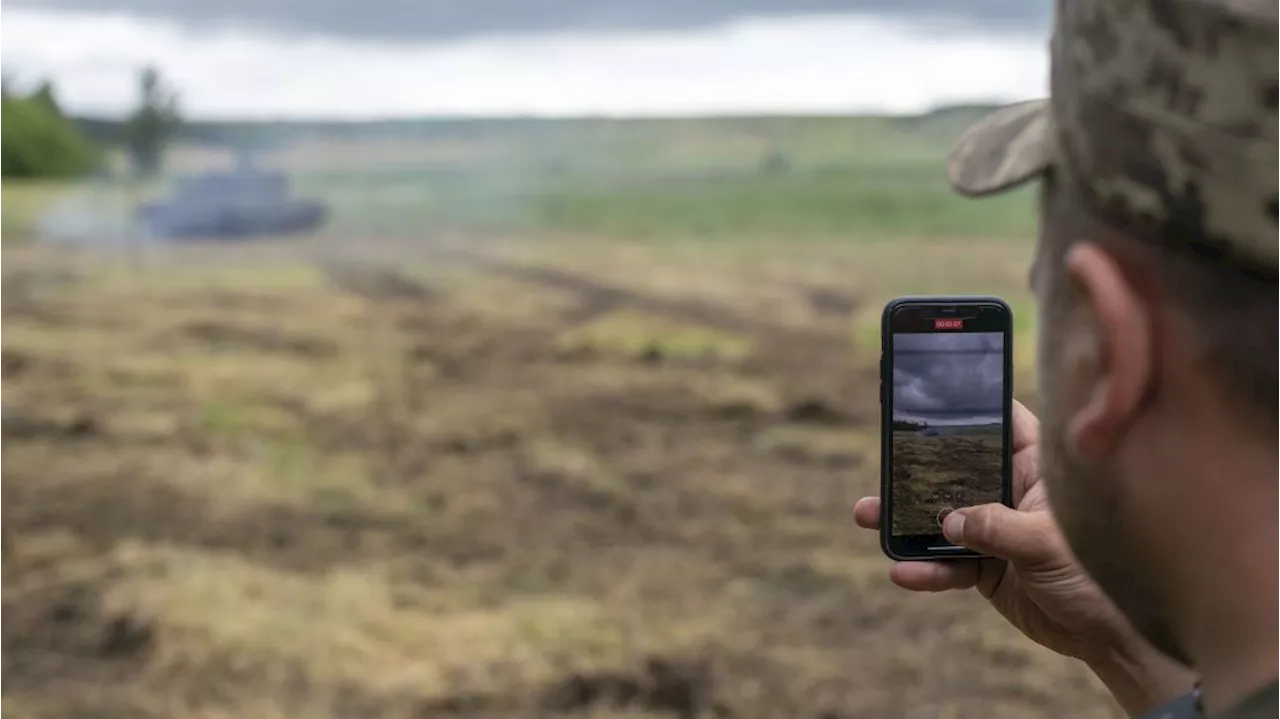 Parlamentares russos querem punição para tropas que usam smartphones na guerra da Ucrânia