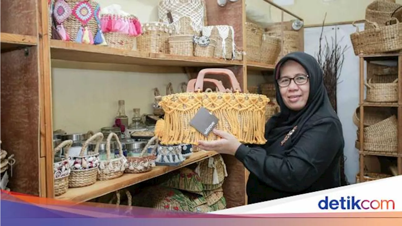 Wanita Ini Bangkit dari Kemiskinan Berkat Eceng Gondok, Begini Kisahnya