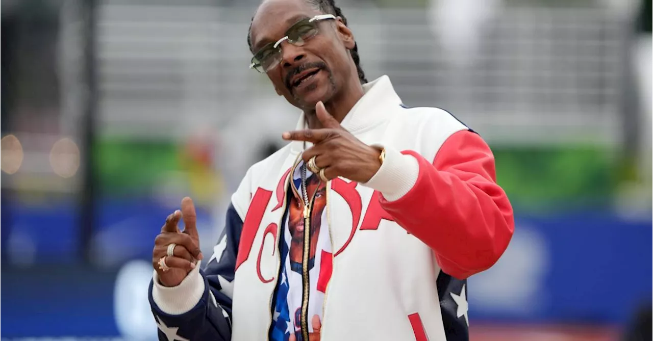 Rap-Legende Snoop Dogg trägt olympische Fackel