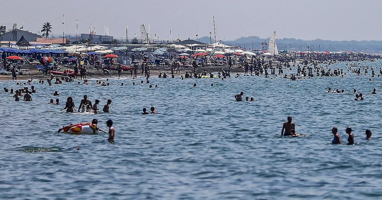 Dodicenne palpeggiata mentre fa il bagno a Ostia: 32enne arrestato per violenza sessuale