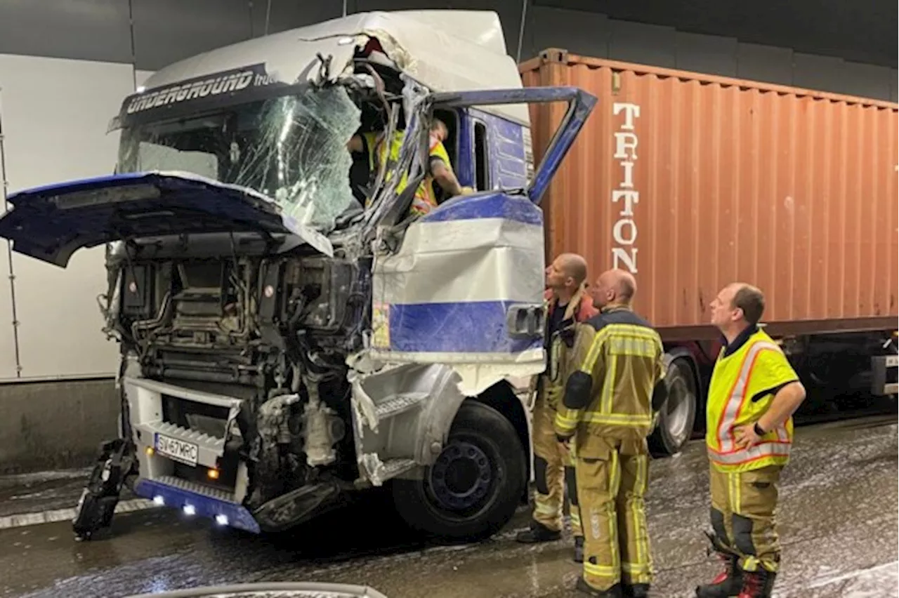 Vrachtwagen knalt tegen wand in Liefkenshoektunnel: tunnel versperd richting Gent