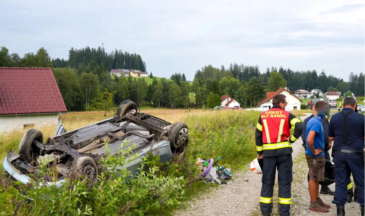 Schwerer Unfall im Mühlviertel - Auto überschlägt sich – Mutter und Bub (6) verletzt