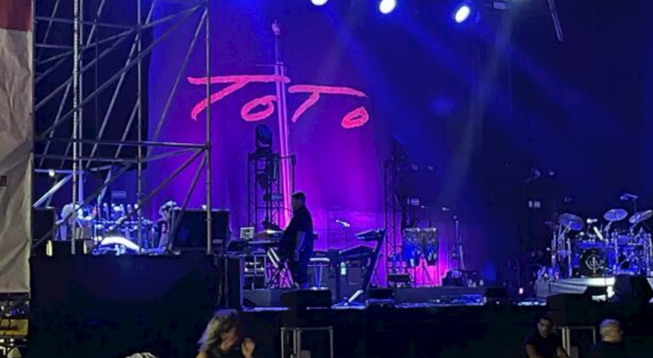 Toto, malore sul palco per il musicista Greg Phillinganes: interrotto concerto a Ostuni