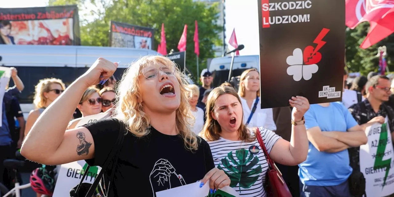 In Polonia il governo di Donald Tusk fatica a cambiare le leggi sull’aborto