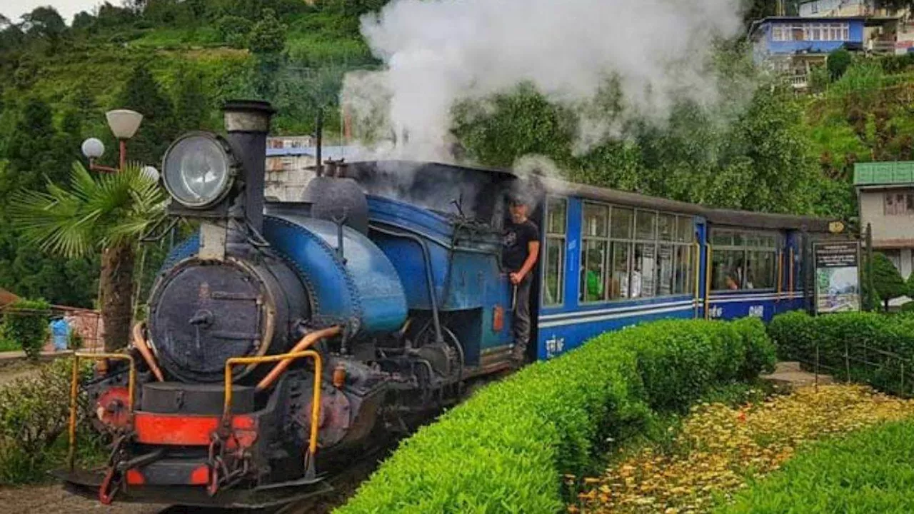 Darjeeling Toy Train: विश्व प्रसिद्ध ट्वाय ट्रेन की कमाई में आई भारी गिरावट, रेलवे के राजस्व पर पड़ रहा असर, जानें कारण