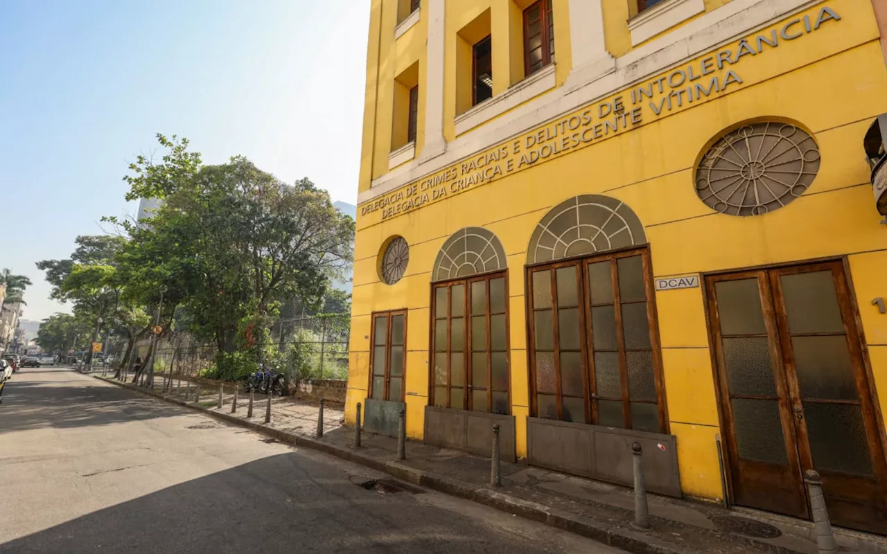 Seguranças viram outro argentino imitando macaco em roda de samba na Praça Tiradentes