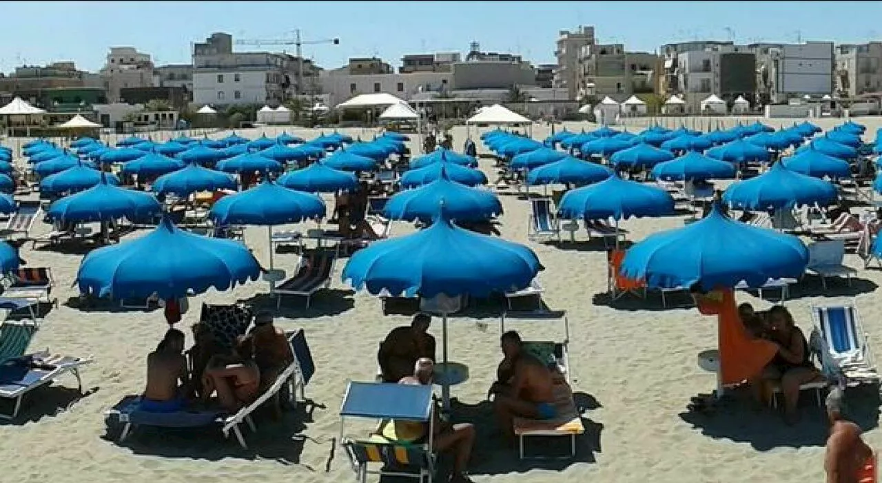 Non riesce a tornare a riva, 16enne muore in mare. Il bagnino: «Erano 5 giovani. Uno non l'abbiamo visto, ho f