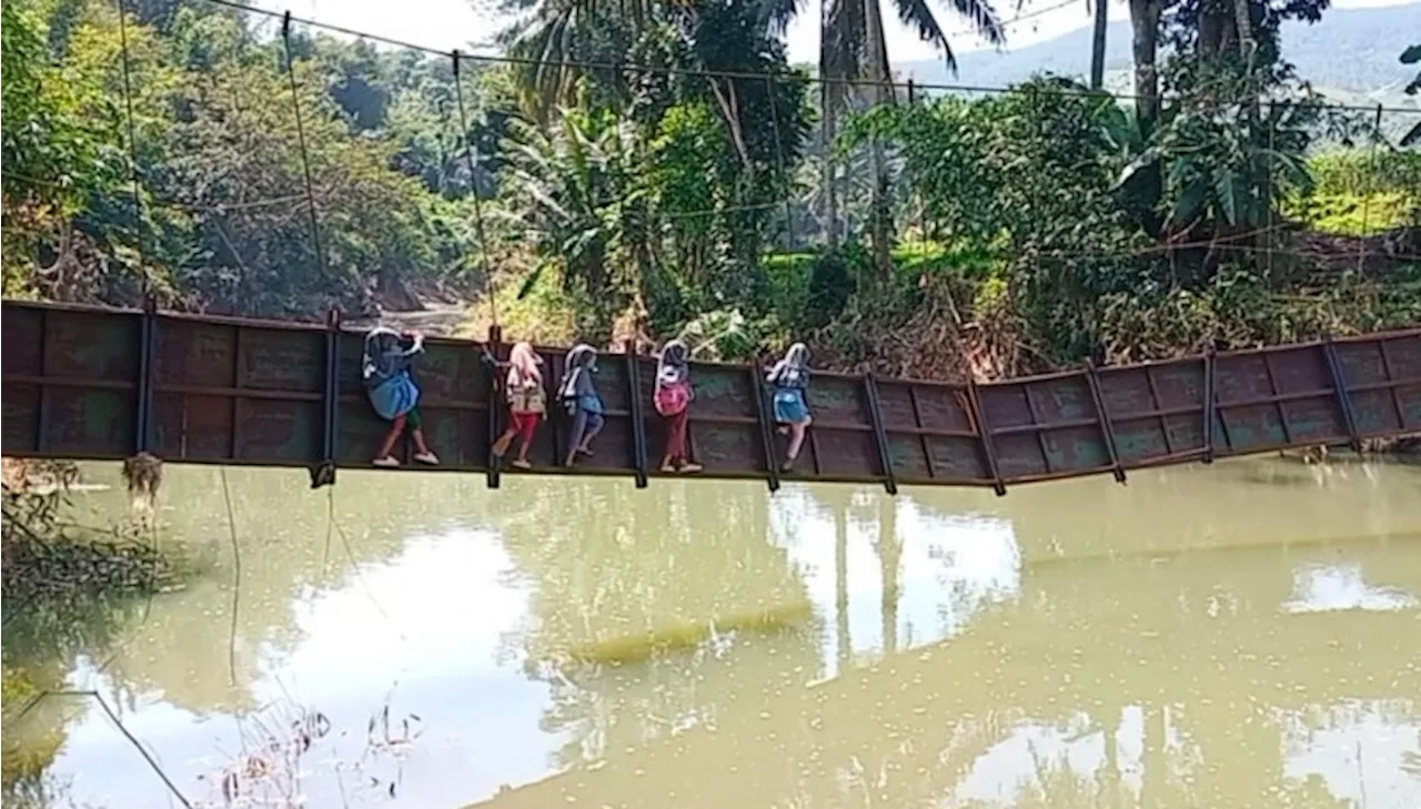 Warga dan Pelajar di Sukabumi Nekat Lintasi Jembatan Gantung yang Rusak