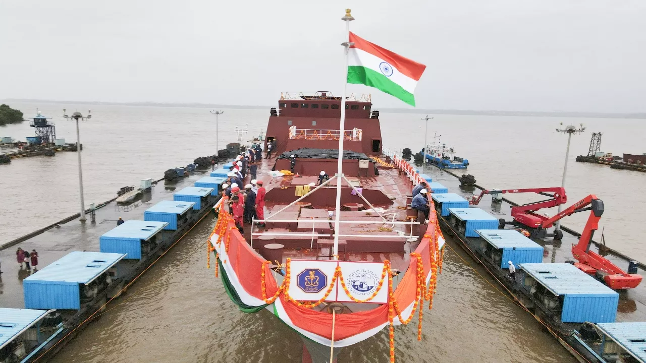 नया जंगी जहाज INS Triput लॉन्च, कई गुना बढ़ाएगा Indian Navy की ताकत, खूबियां ऐसी कि चीन-PAK के उड़ा देंगी होश!