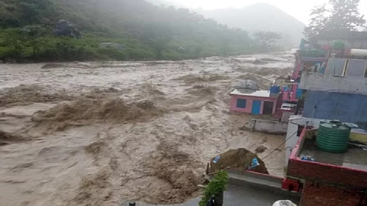 Uttarakhand Rain Alert: उत्तराखंड में बारिश का रेड अलर्ट, चारधाम आने वाले श्रद्धालुओं की संख्या में आई भारी कमी