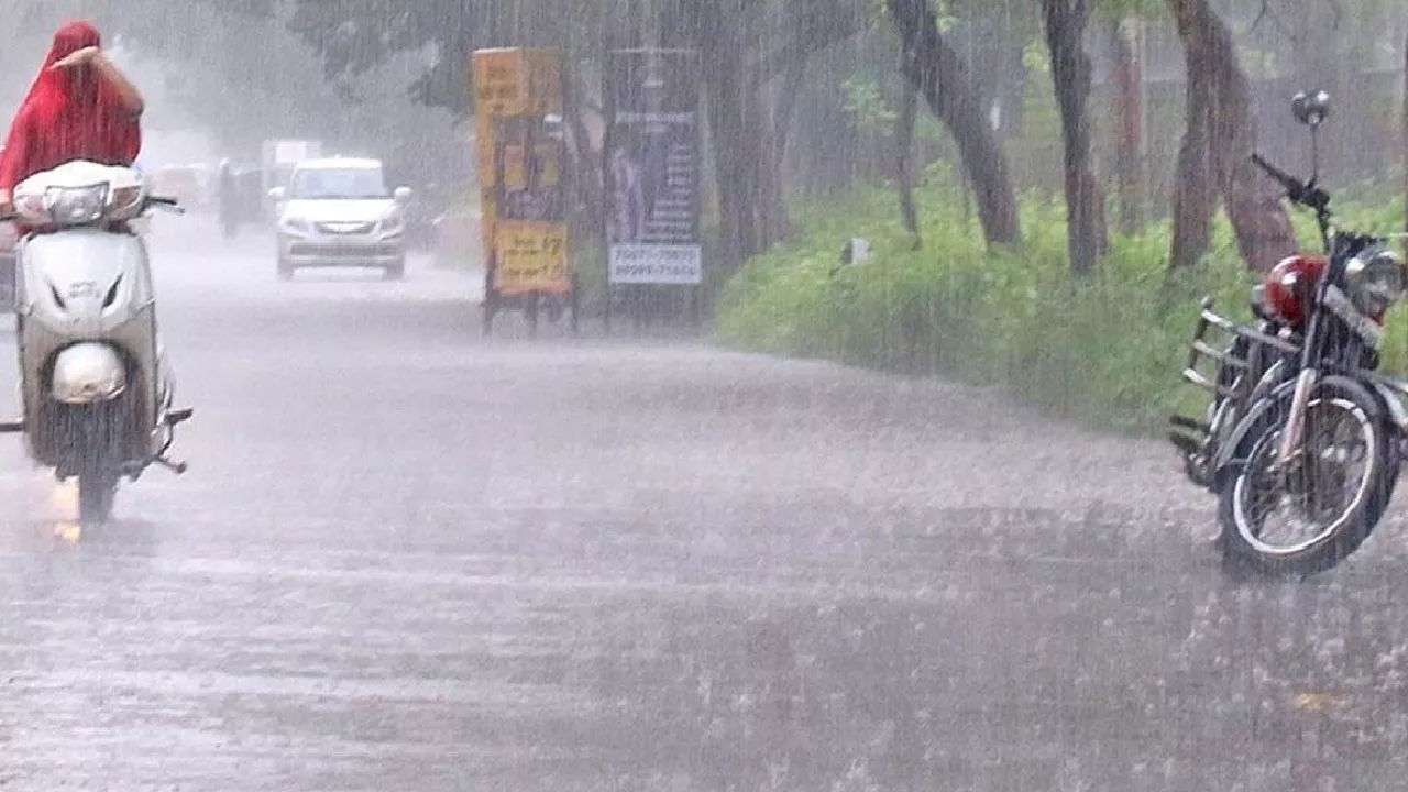 UP Weather Update: मौसम का बदला मिजाज, इन जिलों में भारी बारिश का दौर शुरू