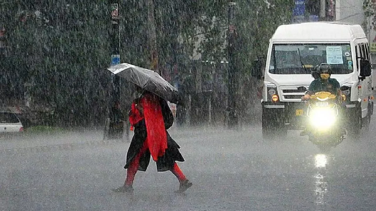 Weather Update: उत्तराखंड-हिमाचल समेत कई राज्यों में भारी बारिश की चेतावनी, जानें कैसा रहेगा दिल्ली में मौसम?