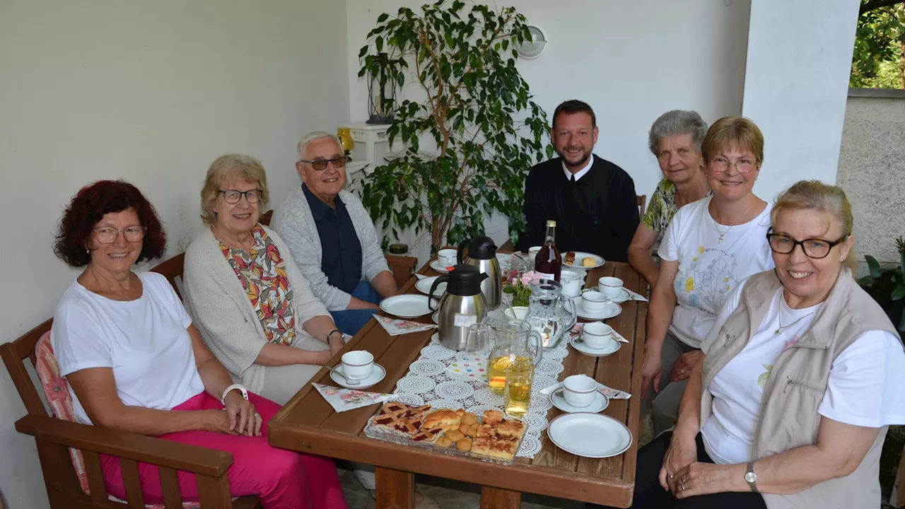 Nach dem Gottesdienst gemütlich Plaudern im Kirchberger Pfarrhof