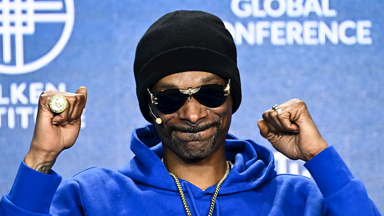 Snoop Dogg trägt die olympische Fackel