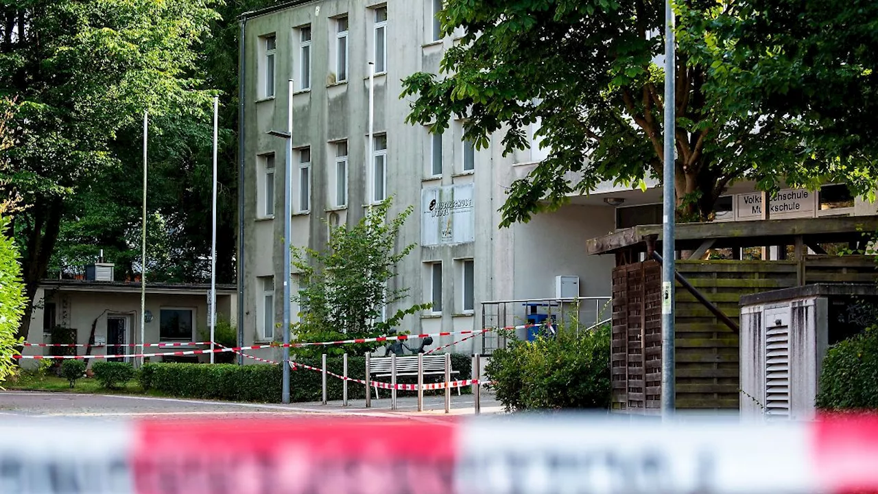 Hamburg & Schleswig-Holstein: Polizei sucht nach Angriff an Volkshochschule nach Tatmesser