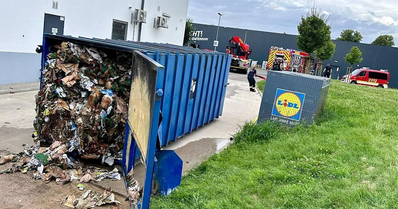 Feuerwehr löscht brennende Abfallmulde an Bielefelder Lidl