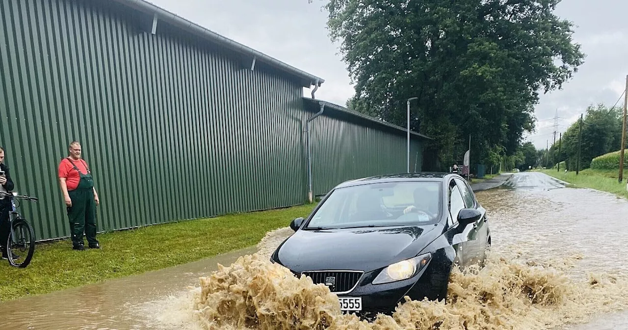 Starkregen im Kreis Gütersloh: Schlamm in Siedlung gespült – Straße muss gesperrt werden