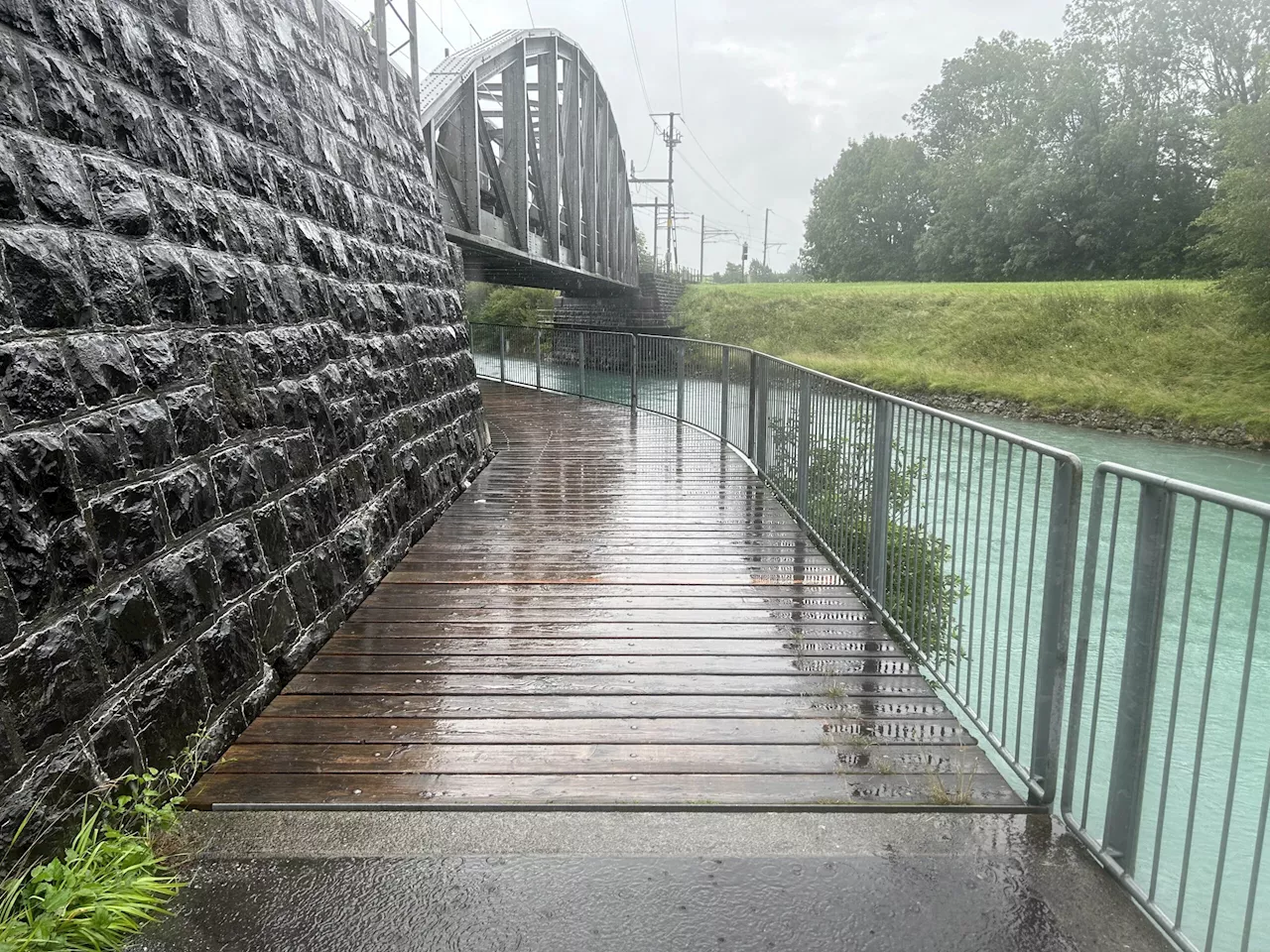 Ziegelbrücke SG / Escherkanalweg: Kollision zwischen E-Bike und Velo