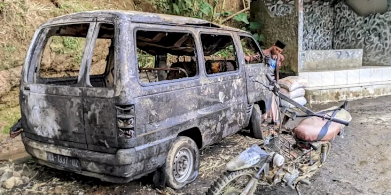 Servis Mobil Sambil Merokok, Minibus Ludes Terbakar