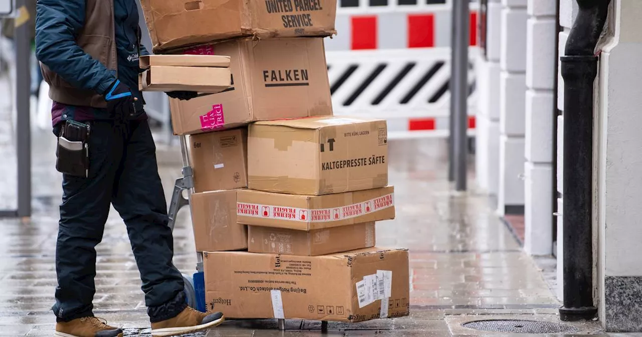 Düsseldorf​: Mann stiehlt Transporter, Paketbote springt auf Motorhaube​