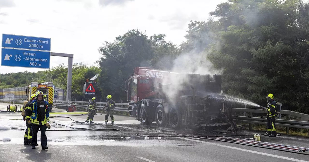 Essen: Brennender Autokran auf der A42 – Autobahn stundenlang gesperrt​