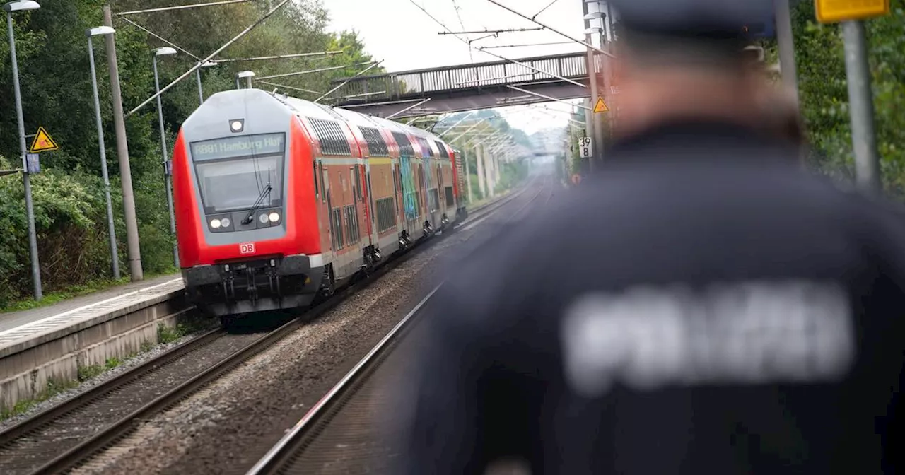 Unfall in Hagen​: 25-Jährige will in fahrenden Zug und verletzt sich schwer​