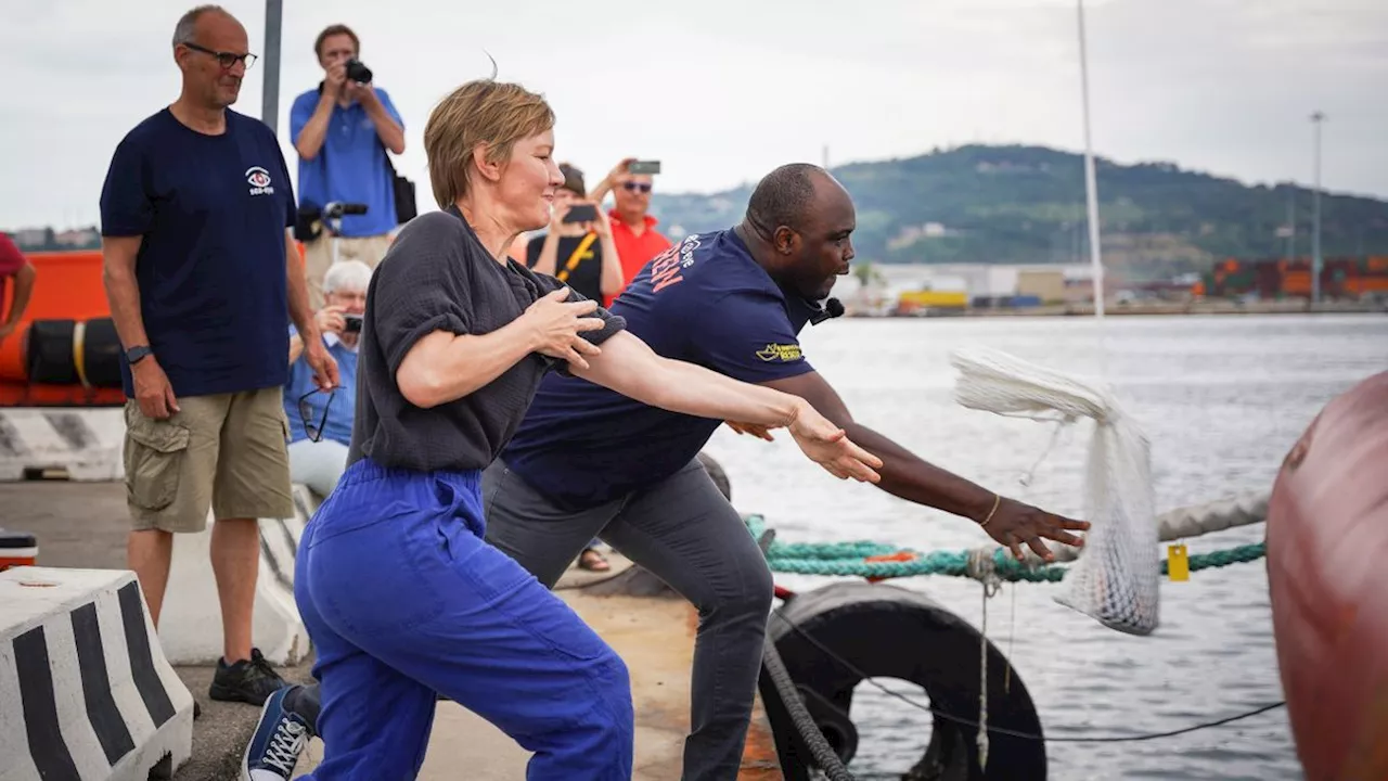 Hafen von Ancona am Mittelmeer: Sandra Hüller tauft Rettungsschiff für Geflüchtete