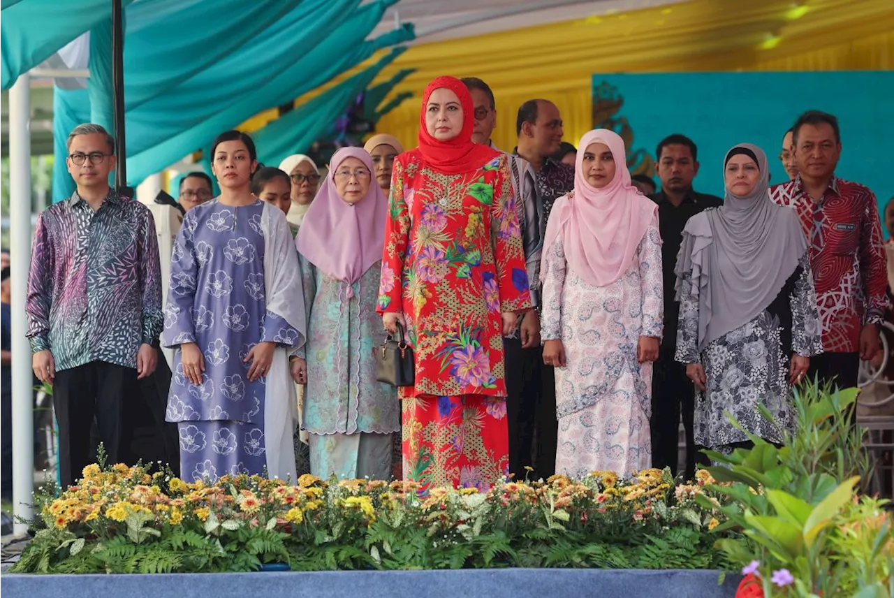 Queen visits Orang Asli hospital in Gombak