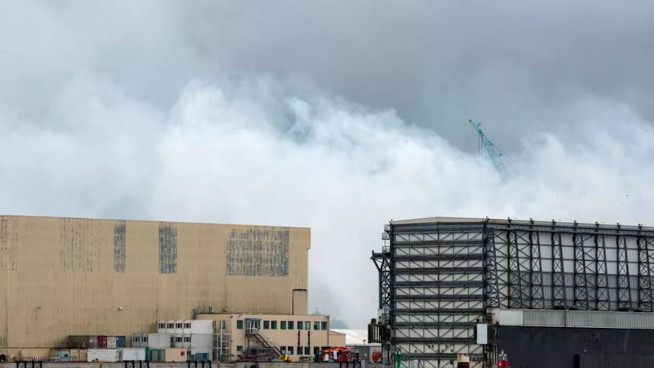 Feuerwehreinsatz: Brennender Handschuh sorgt für Feuerwehreinsatz auf Werft